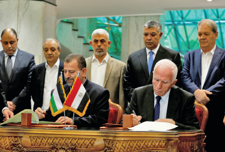 החתימה על הסכם הפיוס הפלסטיני. צילום: רויטרס
