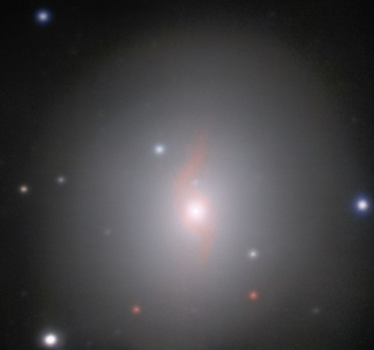 גלקסיית NGC 4993 המרוחקת 130 מיליון שנות אור מכדור הארץ. צילום: ESO/J.D. Lyman, A.J. Levan, N.R. Tanvir
