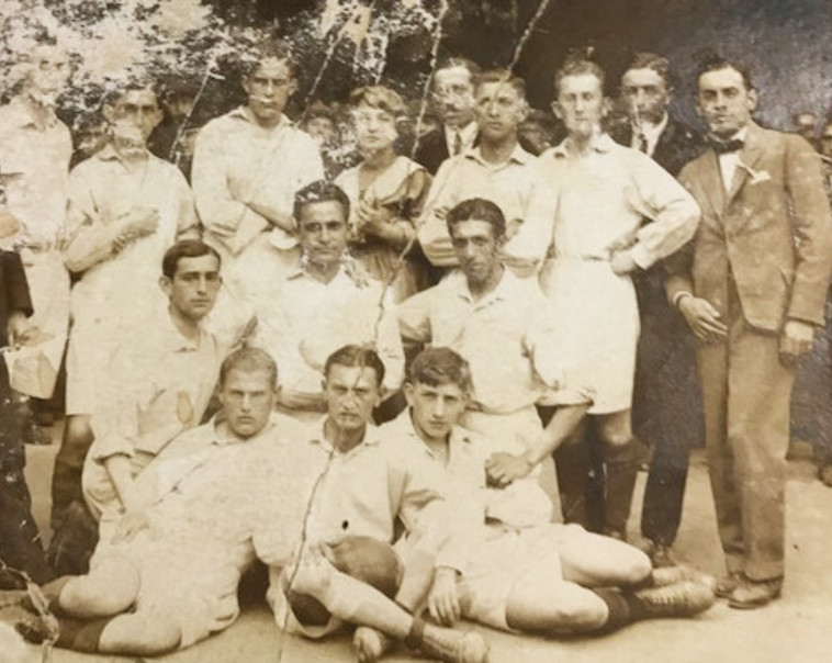  האב מרדכי בלאנק ז"ל (יושב, מימין) עם קבוצת הכדורגל שלו. צילום: אלבום משפחתי 