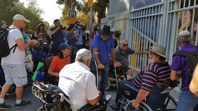 הפגנת הנכים מול בית רה"מ. צילום: קואליציית ארגוני הנכים 