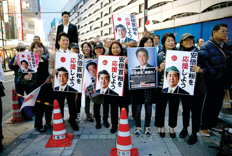 תומכיו של ראש ממשלת יפן שינזו אבה. סיכוייו לנצח מצוינים. צילום: רויטרס