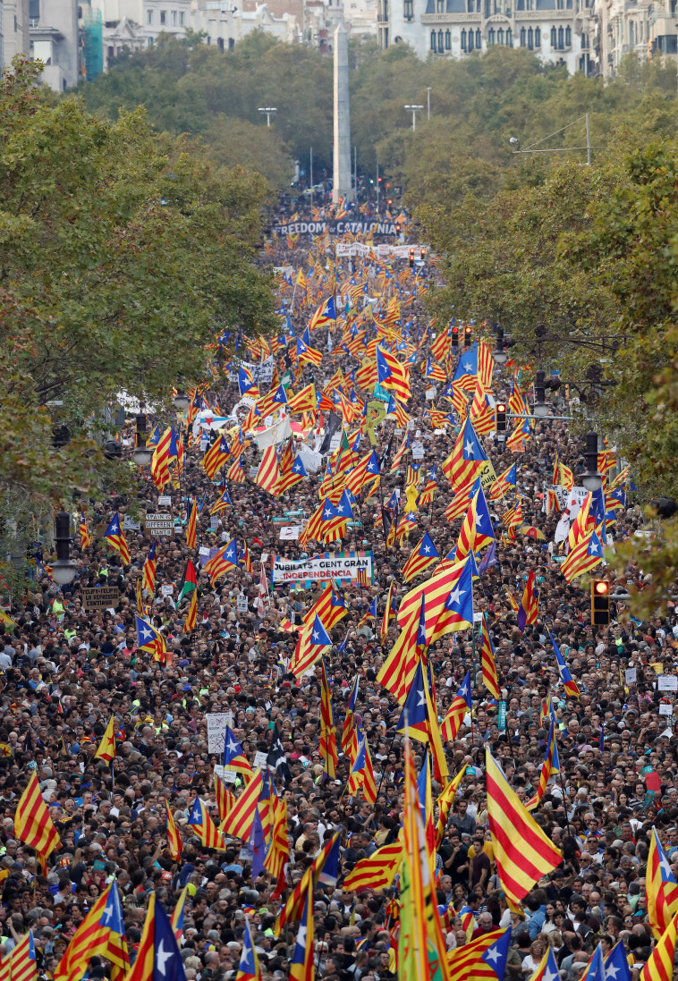 מפגינים צועדים בברצלונה. צילום: רויטרס