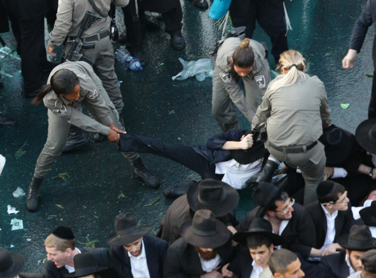 מעצר מפגין חרדי בירושלים. צילום: סוכנות תצפית