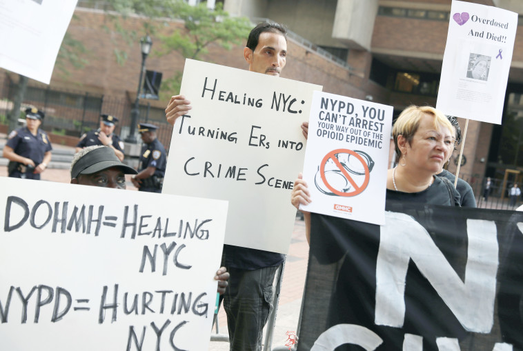 מפגינים בניו יורק נגד הטיפול בתופעה. צילום: רויטרס