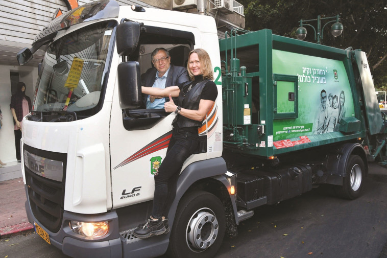 נהגת פינוי האשפה הראשונה ברמת גן