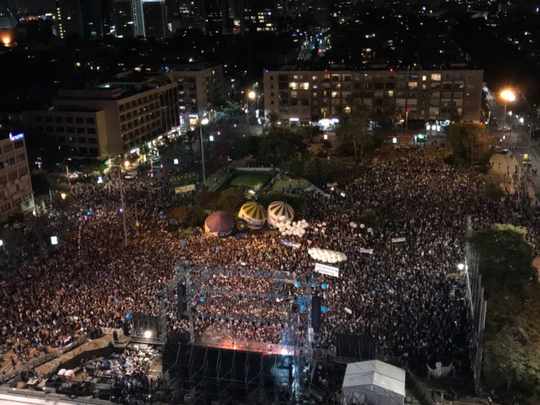 אלפים הגיעו לכיכר רבין, צילום: אבשלום ששוני