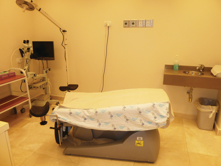 חדר הטיפול לנפגעות תקיפה מינית בבית החולים וולפסון. צילום: דרור אבי