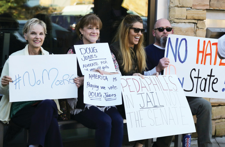 הפגנה נגד רוי מור באלבמה. צילום: רויטרס