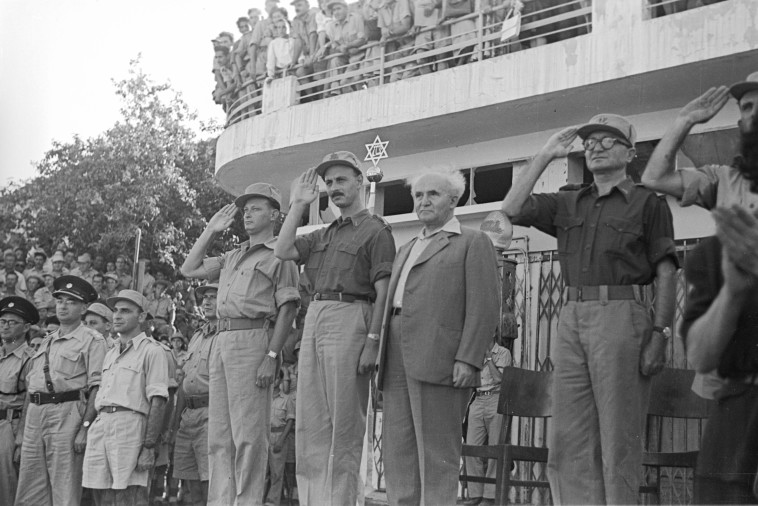 דוד בן גוריון צופה במצעד צבאי עם מפקדי צה''ל