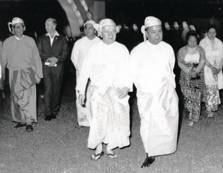 יצחק נבון וראש ממשלת בורמה או־נו בלבוש מסורתי. אוסף בית בן־גוריון, תל אביב, U Thit 