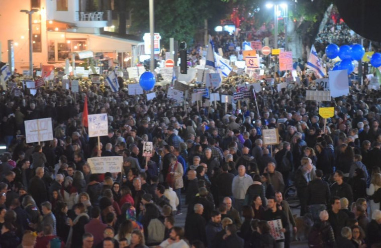 ההפגנה בשדרות רוטשילד, אמש. צילום: אבשלום ששוני