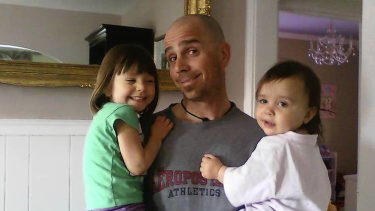 אנתוני הנסלי עם שתי בנותיו. צילום מסך