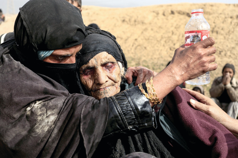 פליטה עיראקית, שנמלטה מאימת דאע"ש, נחה במדבר. 27 בפברואר
