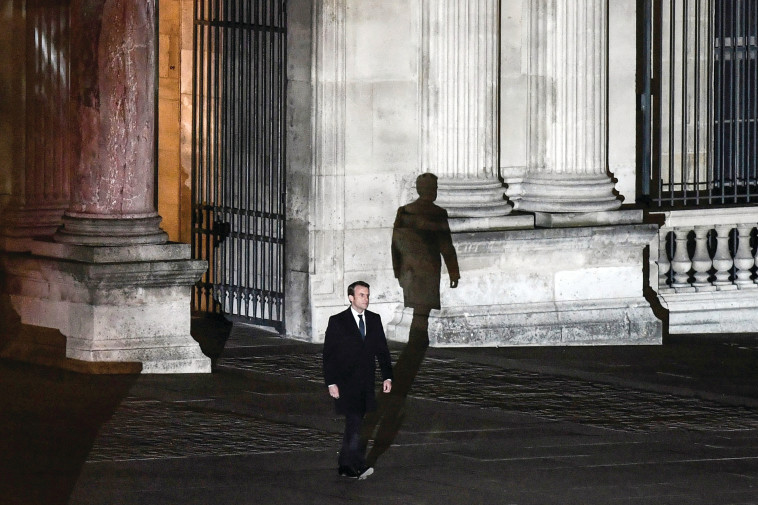 הנשיא הצרפתי עמנואל מקרון בדרכו לשאת נאום ניצחון לאחר זכייתו בבחירות. 7 במאי