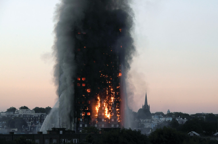 השריפה במגדל גרנפל בלונדון, שגבתה את חייהם של כ־80 בני אדם. 14 ביוני