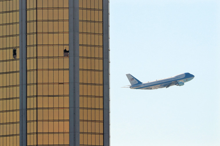 אייר פורס 1 עוזב את לאס וגאס תוך שהוא חולף על פני החלון השבור שממנו הרוצח בלאס וגאס ביצע את הטבח. 4 באוקטובר