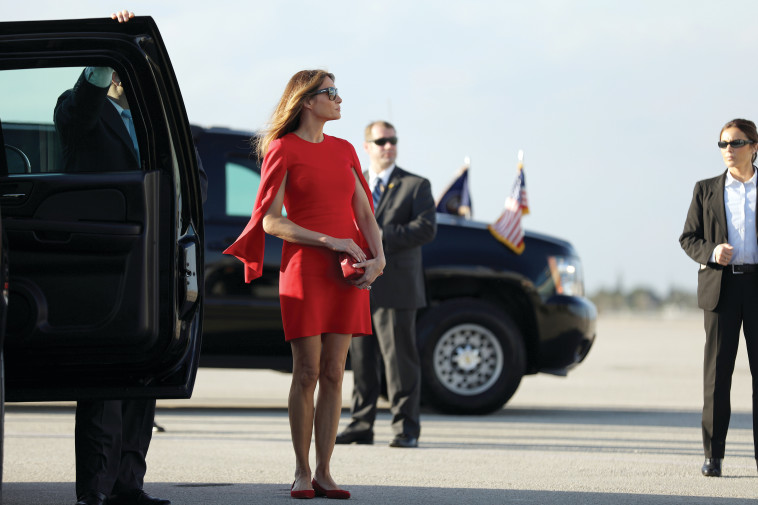 מלניה טראמפ ממתינה לבעלה, דונלד טראמפ, בשדה תעופה בפלורידה. צילום: רויטרס