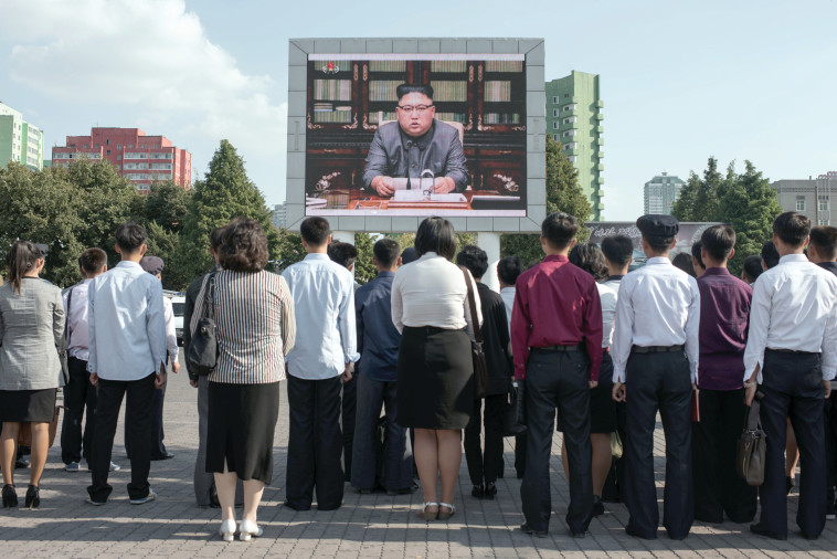 תושבי פיונגיאנג צופים במסך ענק בנאום של מנהיג צפון קוריאה קים ג'ונג און (צילום: AFP)