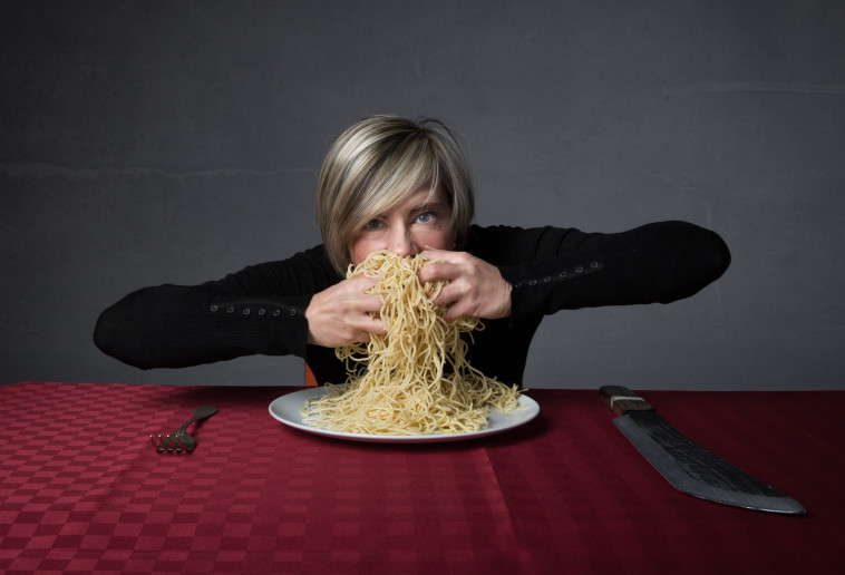 אישה אוכלת ספגטי, אילוסטרציה