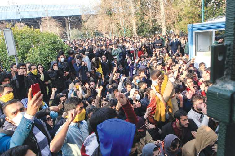 הפגנות בגלל המצב הכלכלי באיראן. צילום: AFP