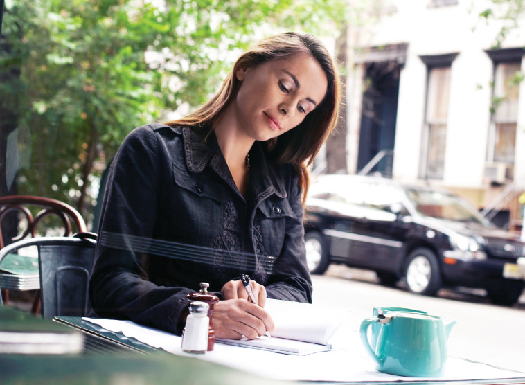 אישה כותבת, צילום אילוסטרציה
