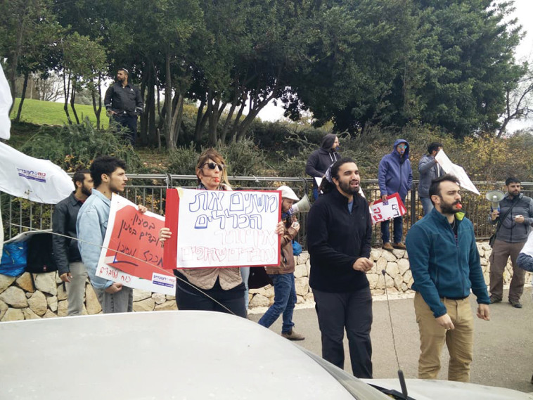 הפגנה של עובדי רשות חסות הנוער מול משרד הרווחה. צילום פרטי