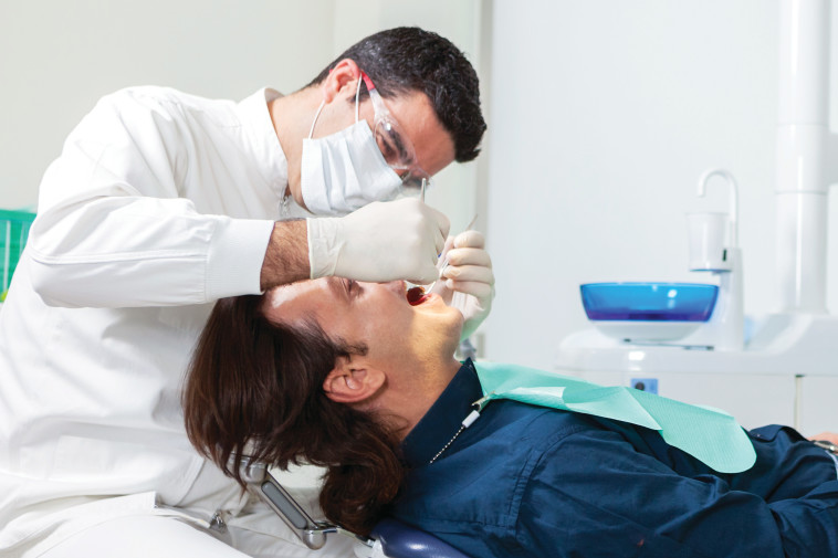 טיפול שורש משמר רקמות מתות בפיו של המטופל