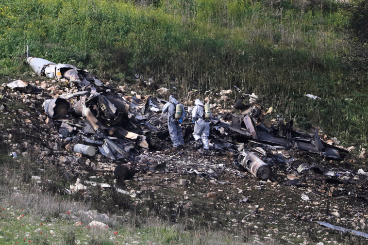 שרידי מטוס חיל האוויר שהופל ביום שבת. צילום: רויטרס