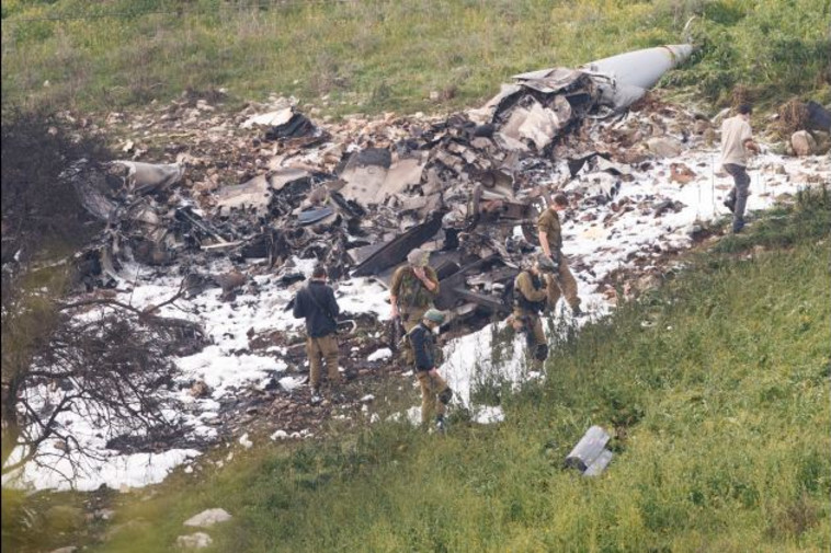 שרידי מטוס הקרב שהופל אתמול בצפון. צילום: מאיר ועקנין 
