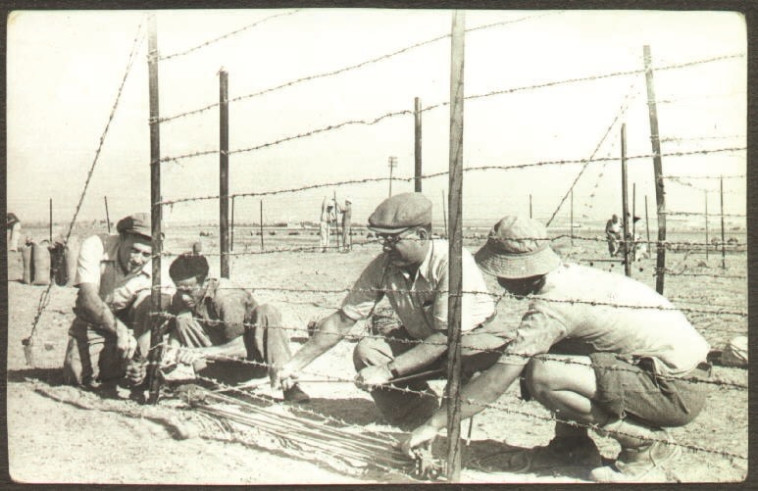 "הם לא שאלו שאלות". הקמת הגדר בכפר דרום ביום העלייה על הקרקע, 1946. צילום: מעזבונו של רפי רתם ז''ל מלוחמי כפר דרום בתש''ח