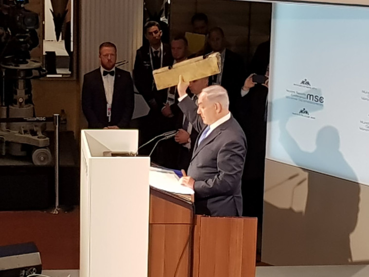 נתניהו בנאום במינכן מציג חלק מהמל"ט האיראני. צילום: יניר קוזין 