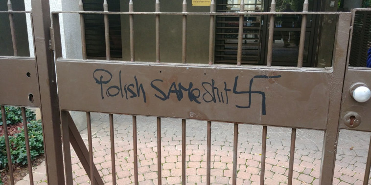 כתובות נאצה בכניסה לשגרירות פולין. צילום: דוברות המשטרה
