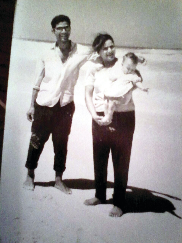 סייד ואחותו שמתה חודש לפניו, עם האחיינית מעאליץ. צילום: מתוך אלבום משפחתי