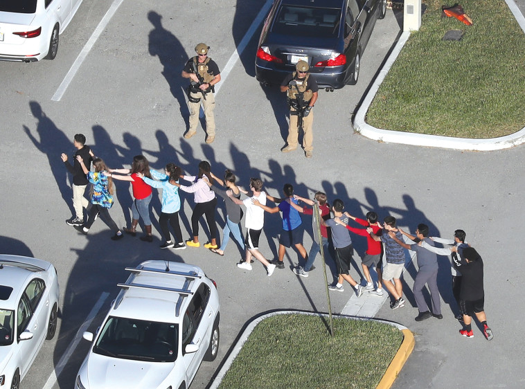 נערים מתפנים מזירת הטבח בפלורידה, צילום: AFP
