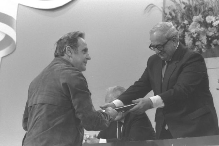 מקבל את פרס ישראל ב-1988. צילום: ארכיון הפלמ"ח
