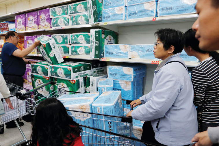 אזרחי טייוואן רוכשים נייר טואלט