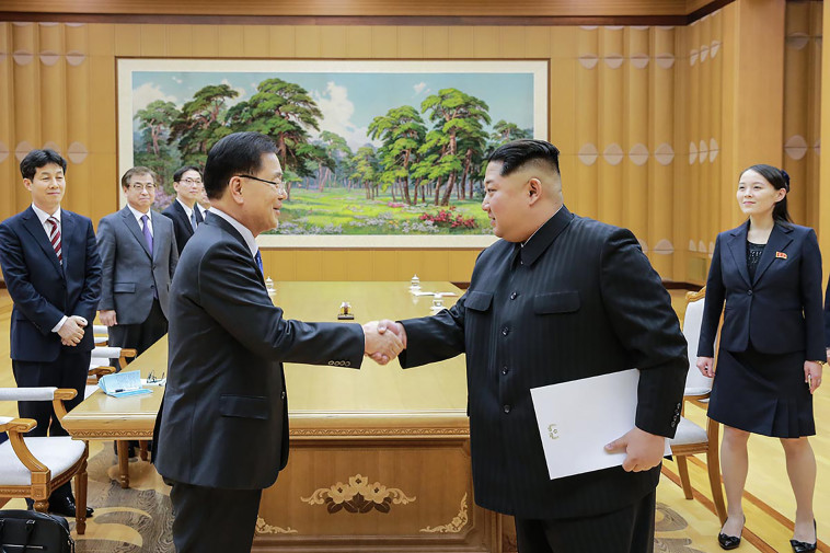 שליט קוריאה הצפונית קים נפגש עם שליח דרום קוריאני. צילום: AFP