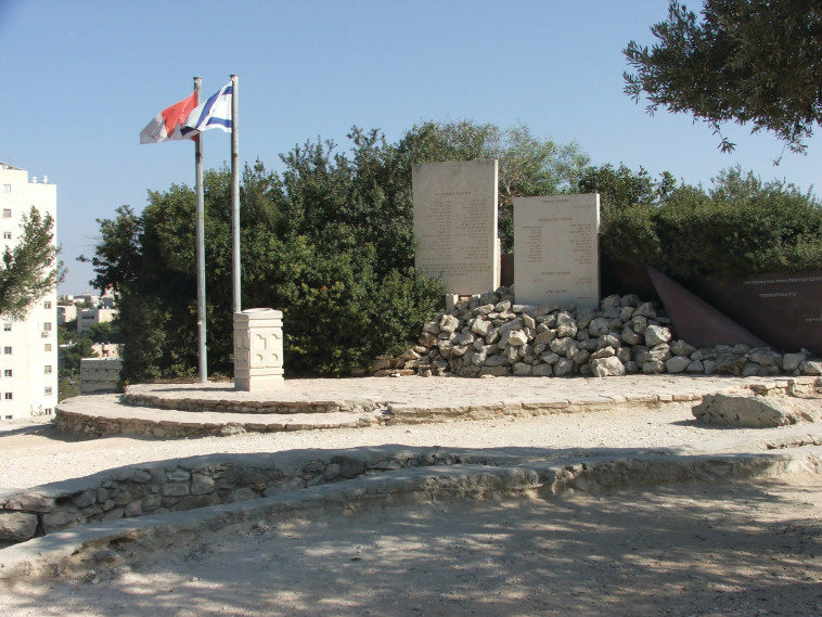 הלפיד בגבעת התחמושת מבט כללי. גרשון היימן