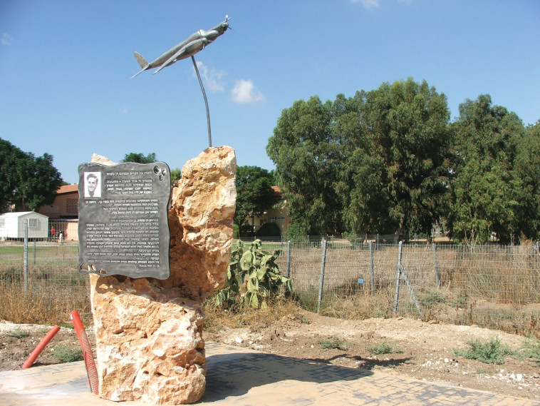 לזכר הטייס אברהם דן שטהל 2. גרשון היימן 