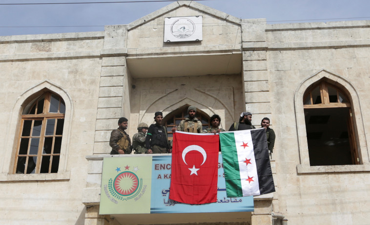 דגלי טורקיה וצבא סוריה החופשי בעפרין. צילום: רויטרס