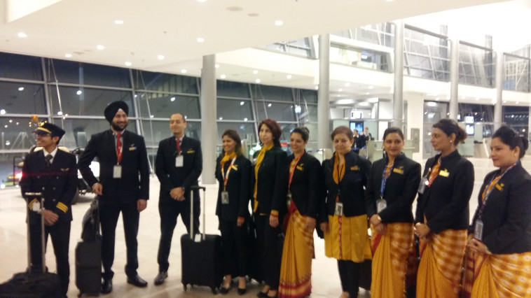 צוות הטיסה של אייר אינדיה שיטוס בחזרה לדלהי. צילום: משה כהן