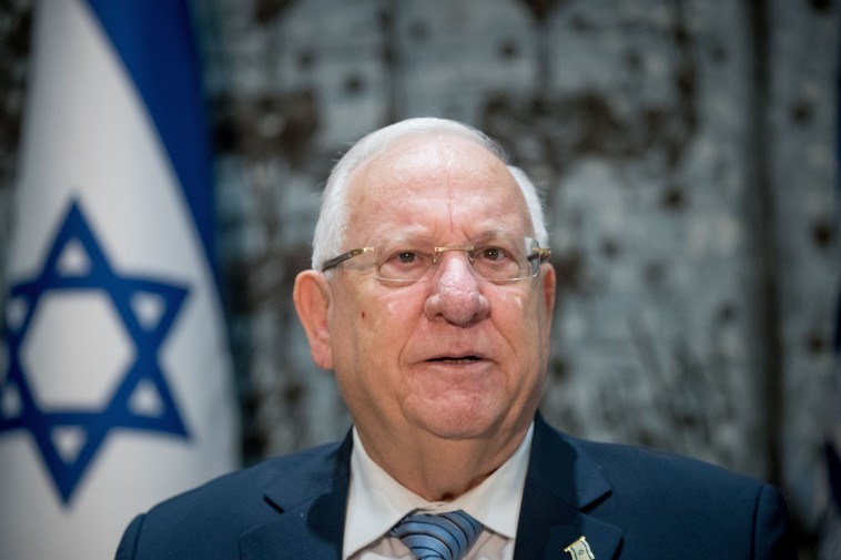 יכול לחתום בקירילית. ראובן ריבלין, צילום: יונתן זינדל, פלאש 90 יכול לחתום בקירילית. ראובן ריבלין, צילום: יונתן זינדל, פלאש 90