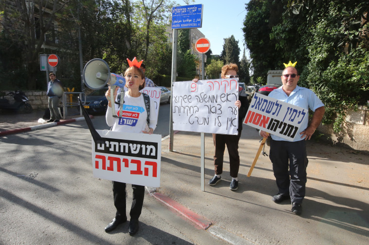מפגינים מחוץ לבית רה"מ. צילום: מרק ישראל סלם
