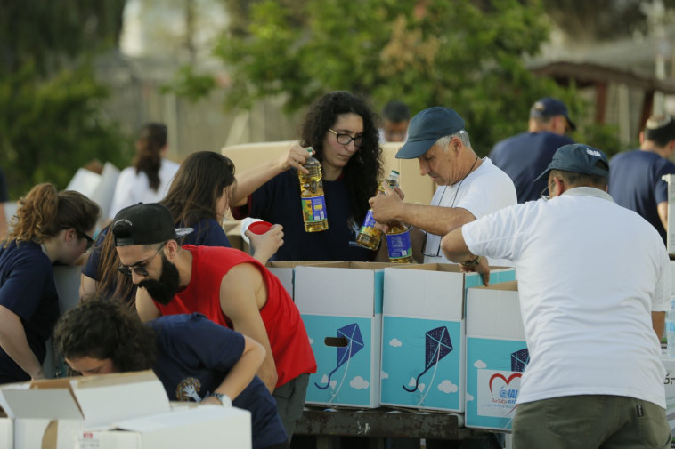 סיוע לנזקקים לקראת פסח. צילום: רונן חורש