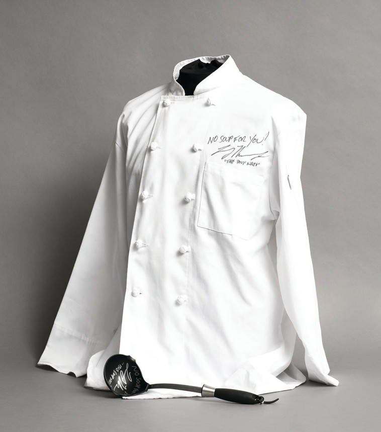  Soup Nazi חולצה מקורית ומצקת עם חתימה של לארי תומס, 2005, באדיבות אורי סגל 