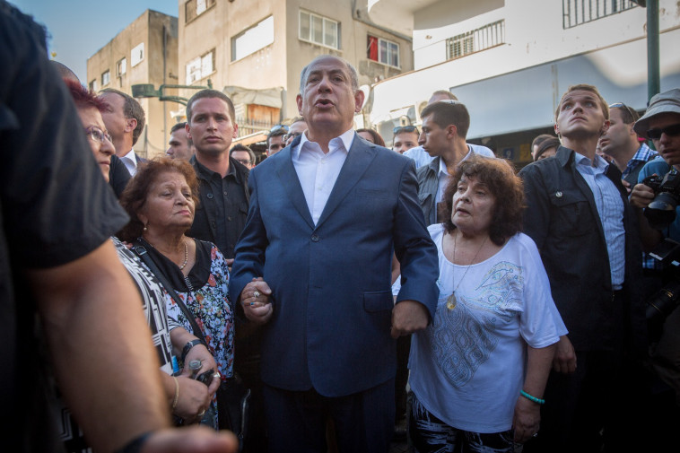 בנימין נתניהו עם תושבי דרום תל אביב. צילום: אבשלום ששוני