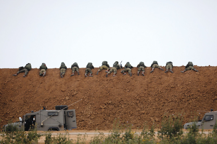 חיילי צה"ל ברצועה. מספר ההרוגים הגבוה משרת את חמאס. צילום: רויטרס
