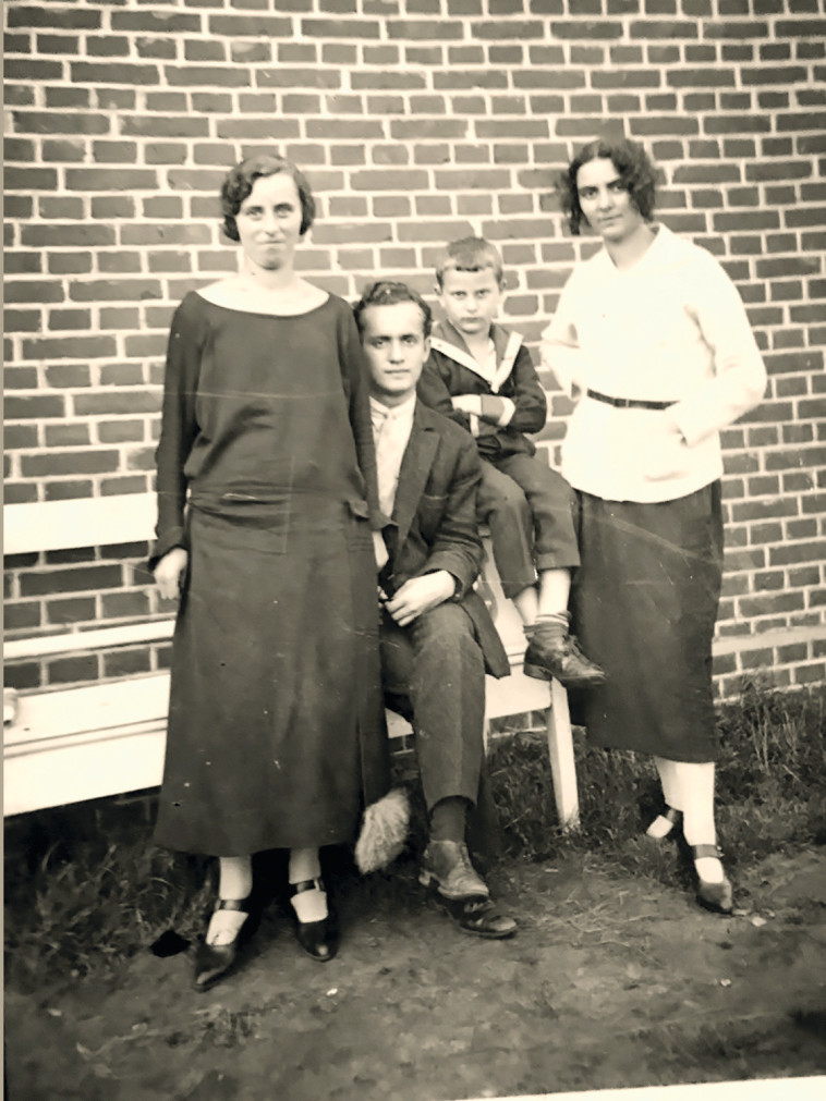 בוז'ו עם אביו אימו ודודתו בן 3. צילום פרטי