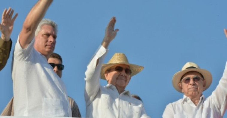ראול קסטרו (במרכז) ומיגל דיאז קאנל (משמאל) (צילום: AFP)