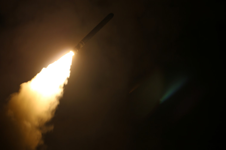טיל טומהוק משוגר לסוריה מספינת טילים אמריקאית. צילום: רויטרס 